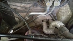 Где находится дренажная трубка для слива конденсата с испарителя на ФВ Поло седан.