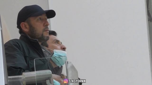 ПРАНК : ЧИХАЮ НА ЛЮДЕЙ БЕЗ МАСОК НА ЭСКАЛАТОРЕ смотреть онлайн