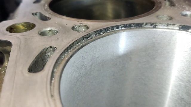 TOYOTA 3UZ  V8 треснула гильза