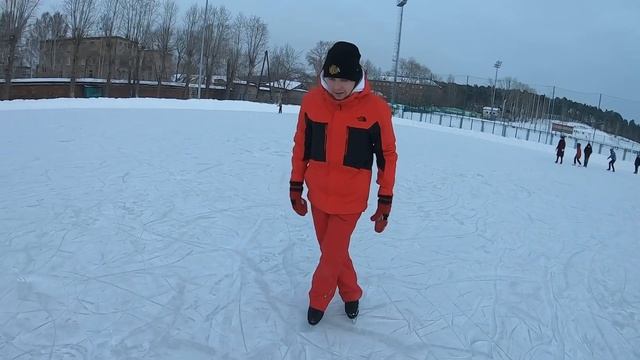 #4 Как кататься задом на коньках/Как ехать назад ПЕРЕБЕЖКОЙ/как кататься на коньках спиной вперед смотреть онлайн