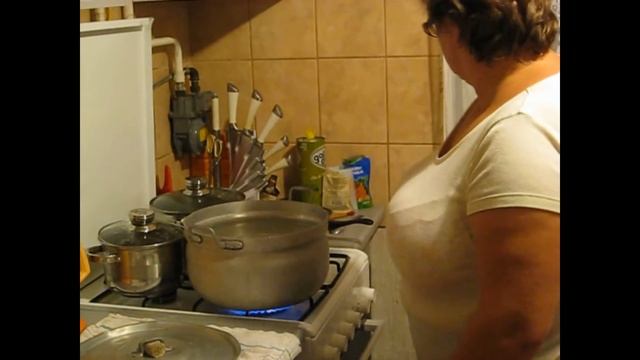 Как приготовить на зиму огурцы с чесноком. Видеорецепт. Санина кухня.