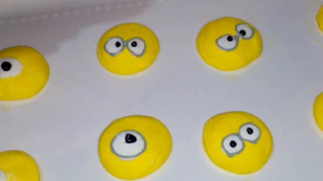 Minion toppers tutorial step by step / royal icing recipe / How to make royal icing minion toppers смотреть онлайн