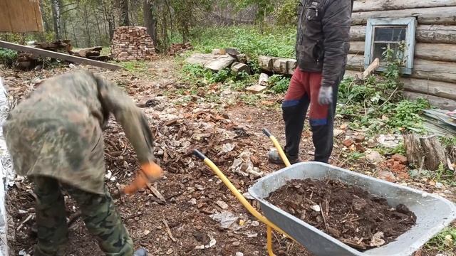 Приборка вокруг старинного дома прадеда продолжается. Нашли каменный жернов смотреть онлайн