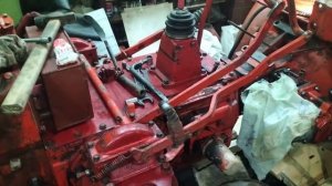 Ремонт гидроцилиндра навески трактора Т-25. Установка крышки рукава тормозного механизма.