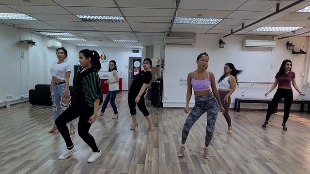 Bachata Lady Shines to DJ Got Us Falling In Love - DJ Tronky remix смотреть онлайн