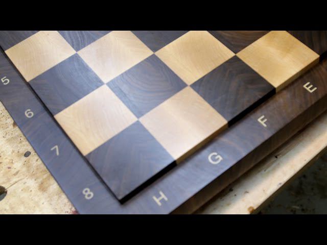 Покрытие маслом торцевой шахматной доски
Oiling an end grain chessboard смотреть онлайн