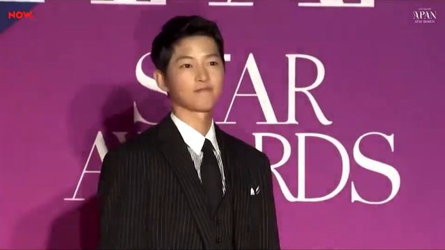 Song Joong Ki’s Red Carpet at Apan Star Adward 2022 (Cr: as logo) смотреть онлайн