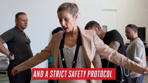 На вершине Бурдж-Халифа стюардесса авиакомпании Emirates Airlines