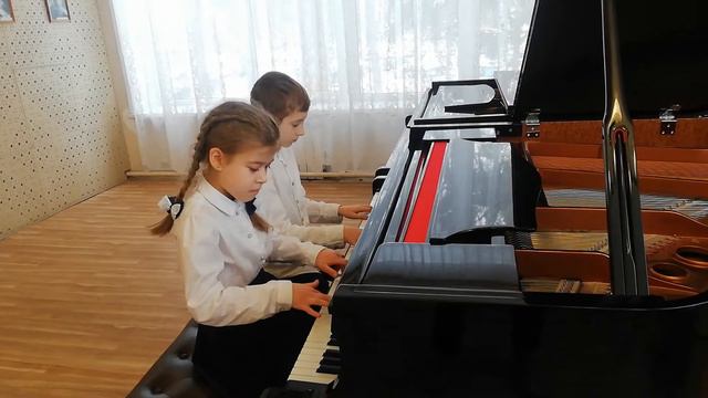 Л. Гоббартс "Трамвай-галоп". Исполняют Гараева Камила, Королев Прохор (5кл) смотреть онлайн