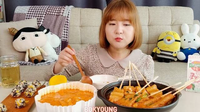 요리 배달 먹방 :) 치즈추가 엽기로제떡볶이와 직접 만든 어묵탕과 날치알 주먹밥. MUKBANG