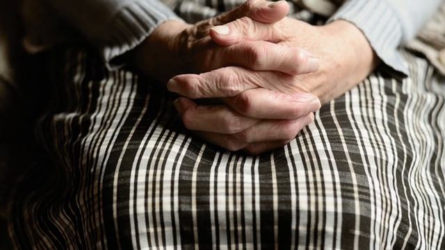 96-летняя старушка от страха схватила за руку соседа в самолёте. Его реакция покорила сердца смотреть онлайн