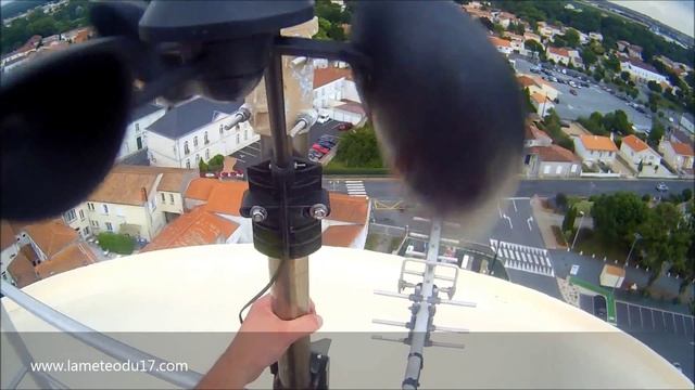 Installation de l'anémomètre Davis en haut du château d'eau d'Aigrefeuille (17) смотреть онлайн