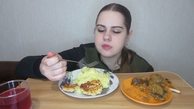 Мукбанг пюре с котлетой и соленья. Очень вкусно. Я превращаюсь в злую бабку) смотреть онлайн