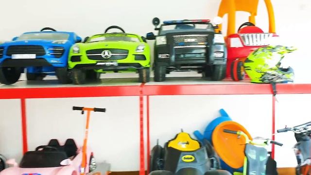 Little driver Ali rides on cars - Huge Toy Car Garage смотреть онлайн