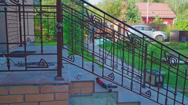 Кованные перила с установкой на плитку крыльца из бетона смотреть онлайн
