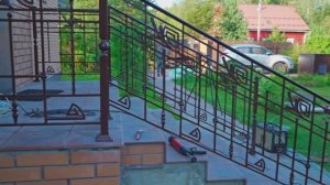 Кованные перила с установкой на плитку крыльца из бетона