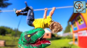 Диана и Даня играют с канатной горкой для детей. Манкиту Истории