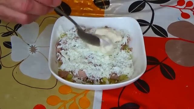 Салат из печени трески с огурцом. Печень трески рецепты салатов. Салат печень трески классический смотреть онлайн