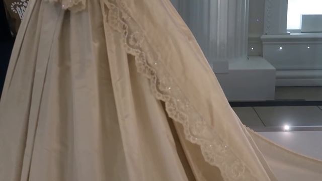 INSIDE KENSINGTON PALACE LONDON | Princess Diana Wedding Dress & Statue