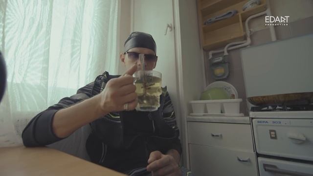 ФУНТ ПОМОГАЕТ МАМЕ БРОСИТЬ ПИТЬ смотреть онлайн