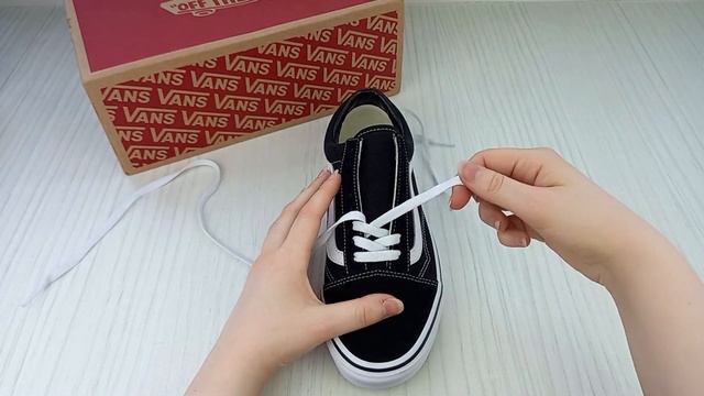 HOW TO LACE VANS (STANDARD Way) смотреть онлайн
