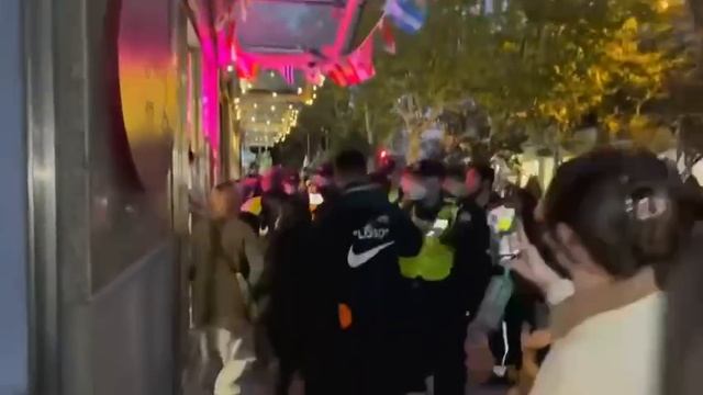 В Шанхае местные жители вышли на демонстрацию против жестких антиковидных ограничений смотреть онлайн