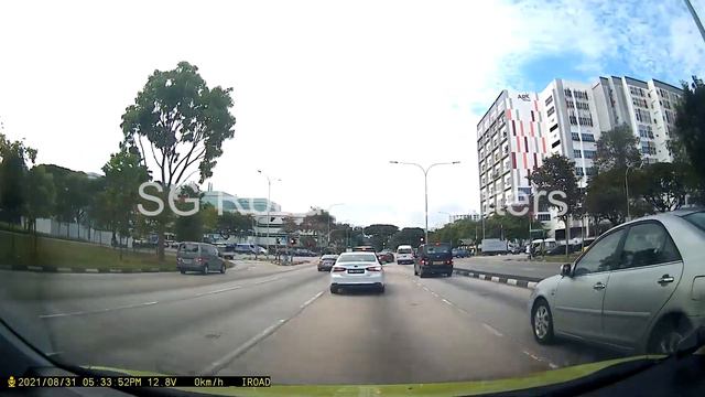 31Aug2021 | Woodlands Ave 12 | Toyota Camry #SMH1000Y continues turning despite red light смотреть онлайн