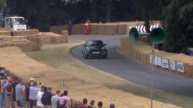 430PS V8-powered Aston Martin Cygnet flies up FOS Hill смотреть онлайн