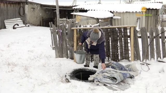 Cельчанам из-за нехватки питьевой воды приходится топить снег смотреть онлайн