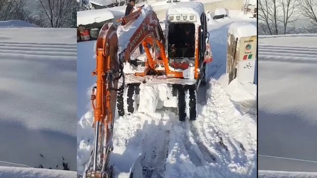 Snow Plowing With Excavator / Doosan D140w / Snow in Pakistan смотреть онлайн