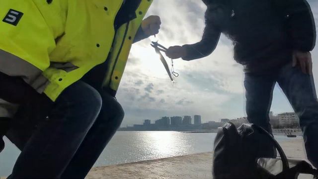 Зимняя рыбалка на Черном море. Новороссийск Winter fishing on the Black Sea. Novorossiysk #live смотреть онлайн