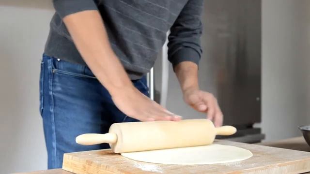 How To Roll Out Pizza Dough THIN With Rolling Pin (For Really CRISPY Crust!) Tutorial Video смотреть онлайн
