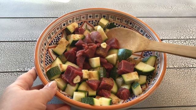 ? Кабачки с мясом и сметаной в горшочках в духовке — видео рецепт смотреть онлайн