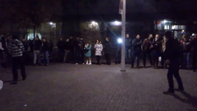 Шалені танці на європейській площі смотреть онлайн