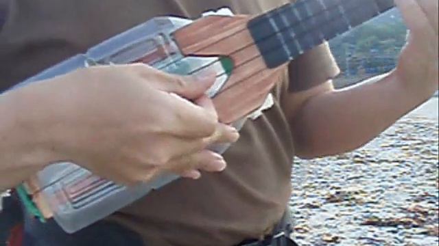 エコレレＢＢ　（ペットボトルウクレレ　ベイビーサイズ）