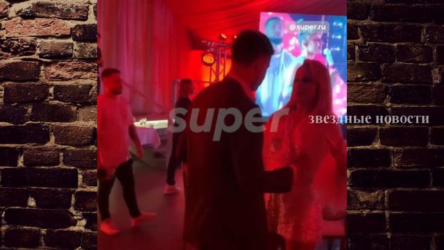 Дава подкатил на «Новой волне» в Аделине Сотниковой. Они пили и танцевали смотреть онлайн
