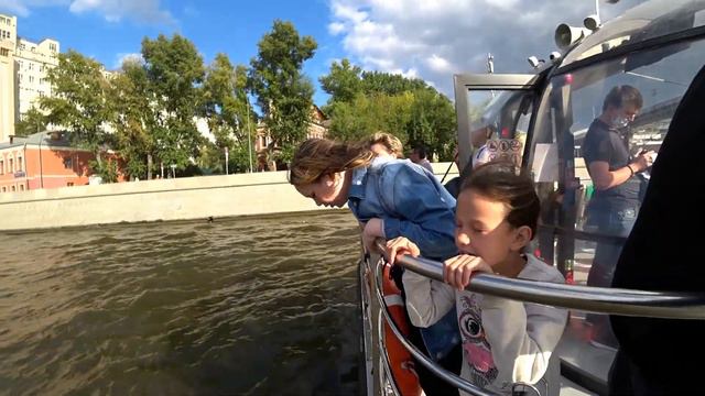 Прогулка по Москве Первая серия смотреть онлайн