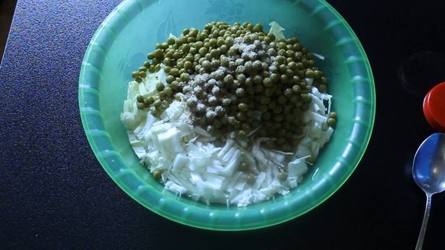 Салат из свежей капусты с горошком смотреть онлайн