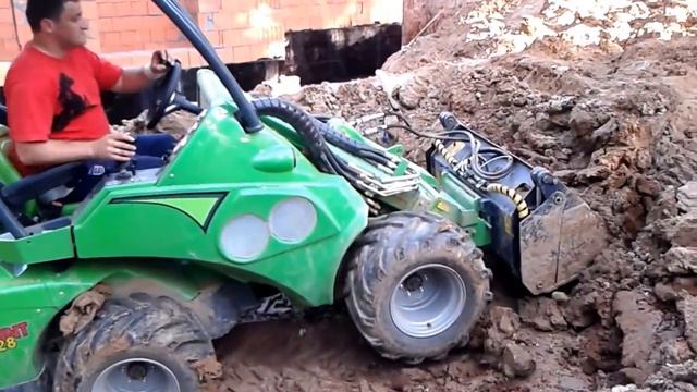 Планировка участка. Перемещение тяжелого, глинистого грунта мини-погрузчиком. смотреть онлайн