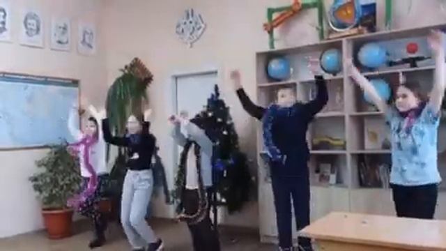 ЗАМЕЛА МЕТЕЛИЦА ГОРОД МОЙ... | НОВОГОДНИЙ КЛИП | 5 "А" смотреть онлайн