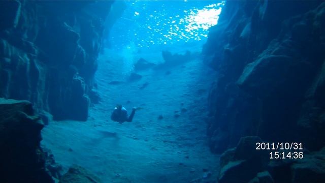 Diving in Silfra - Þingvellir - With Veho Muvi HD смотреть онлайн