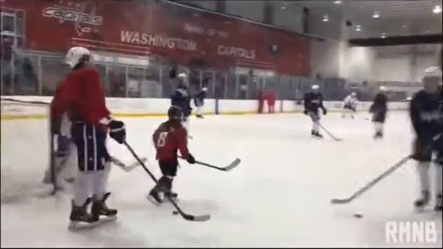 Саша Овечкин играет в хоккей с маленькой девочкой смотреть онлайн
