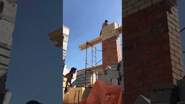 Вентиляционный канал,заготавливаю с братом кирпич на верхние ряды. смотреть онлайн