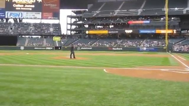 Cullen throws first pitch at Mariners vs Sox in Seattle смотреть онлайн