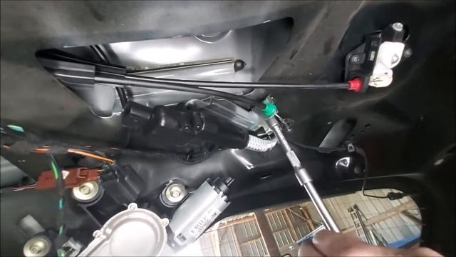 Changement de l'actionneur de verrouillage central de coffre sur Ford Fiesta MK5 2002 à 2008 смотреть онлайн
