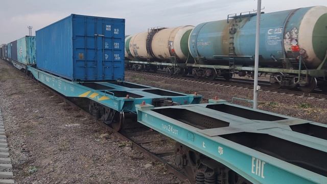 ст. Кайрат скрещение с грузовым поездом. ТЭ33А