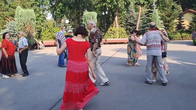 БЕЗ ШИПОВ НИГДЕ НЕ ВСТРЕТИТЬ РОЗ? ТАНЦЬІ В ПАРКЕ ГОРЬКОГО? ХАРЬКОВ? ИЮЛЬ 2023 смотреть онлайн