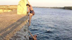 Прыжки в воду на закате