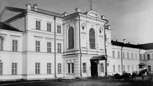 Пилот видел купол земли и небесных левиафанов. Звёзды висят на куполе.