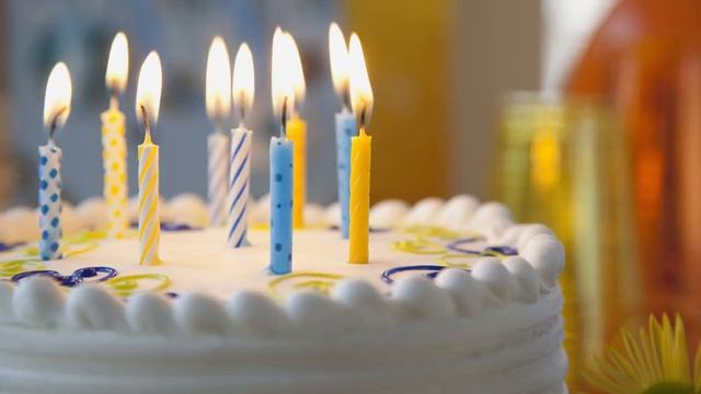 Поздравление с днем рождения (С днем рожденья! Не стареть...) смотреть онлайн